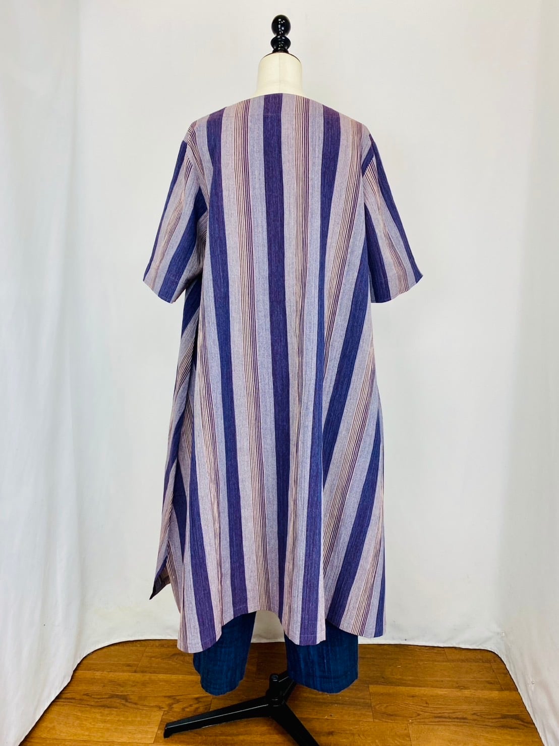 212039 Vネックの台形ワンピース パープル系 亀田縞