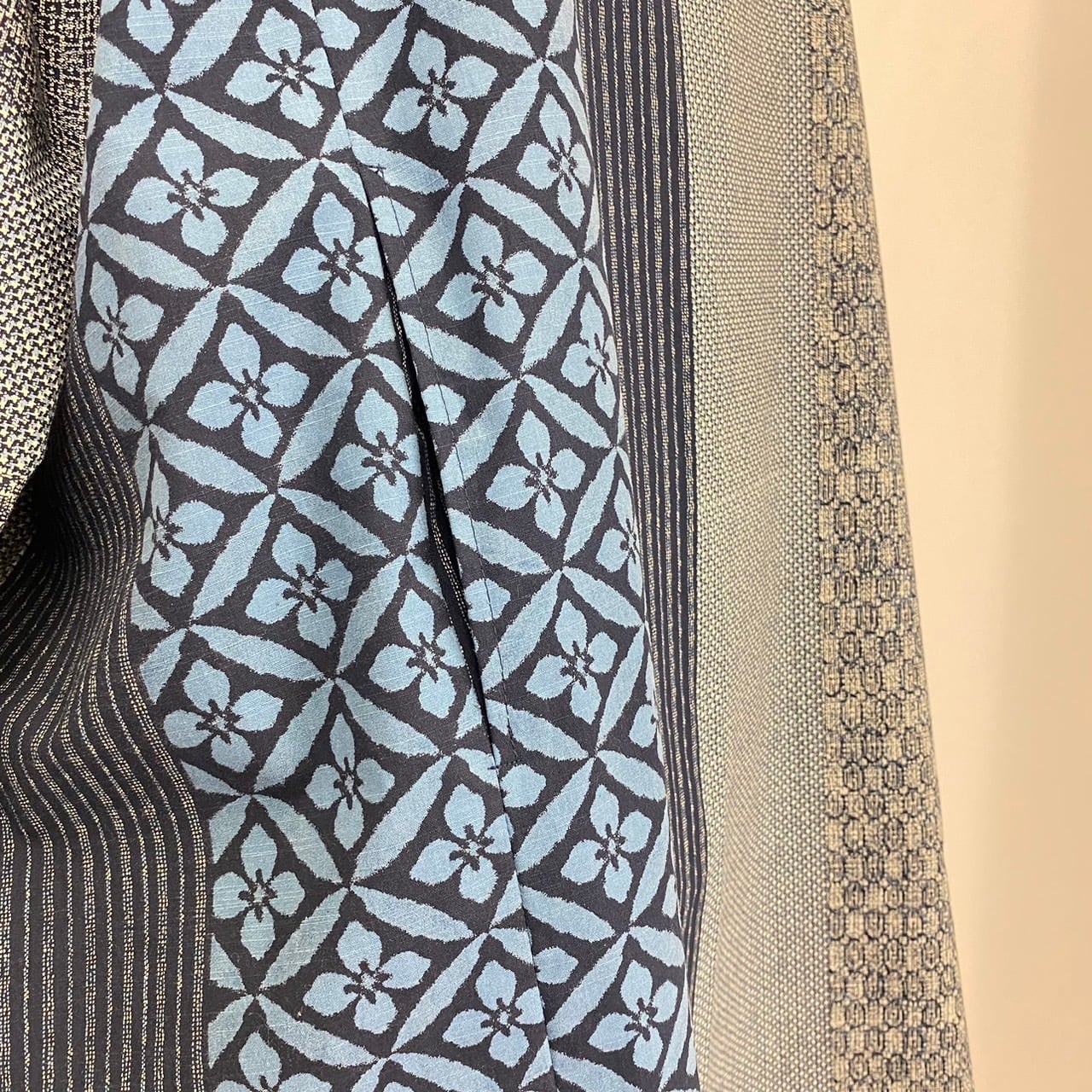 222083 ロールネック袖タックプルオーバー(ワイド) 安曇野大島紬柄(花)