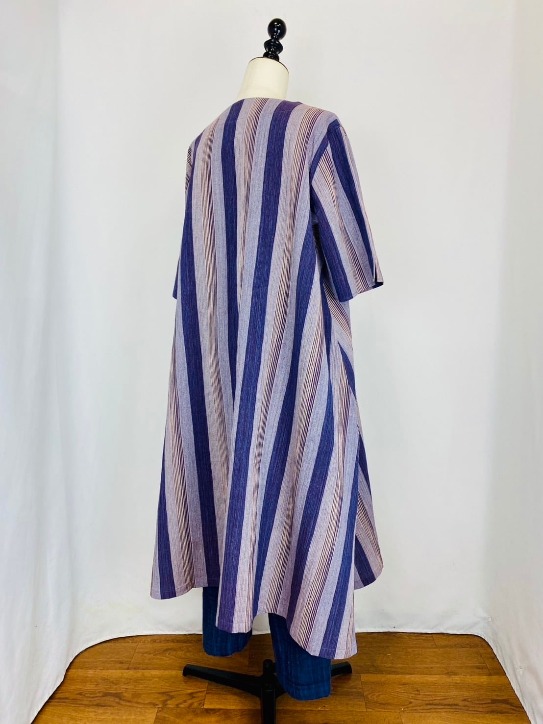 212039 Vネックの台形ワンピース パープル系 亀田縞