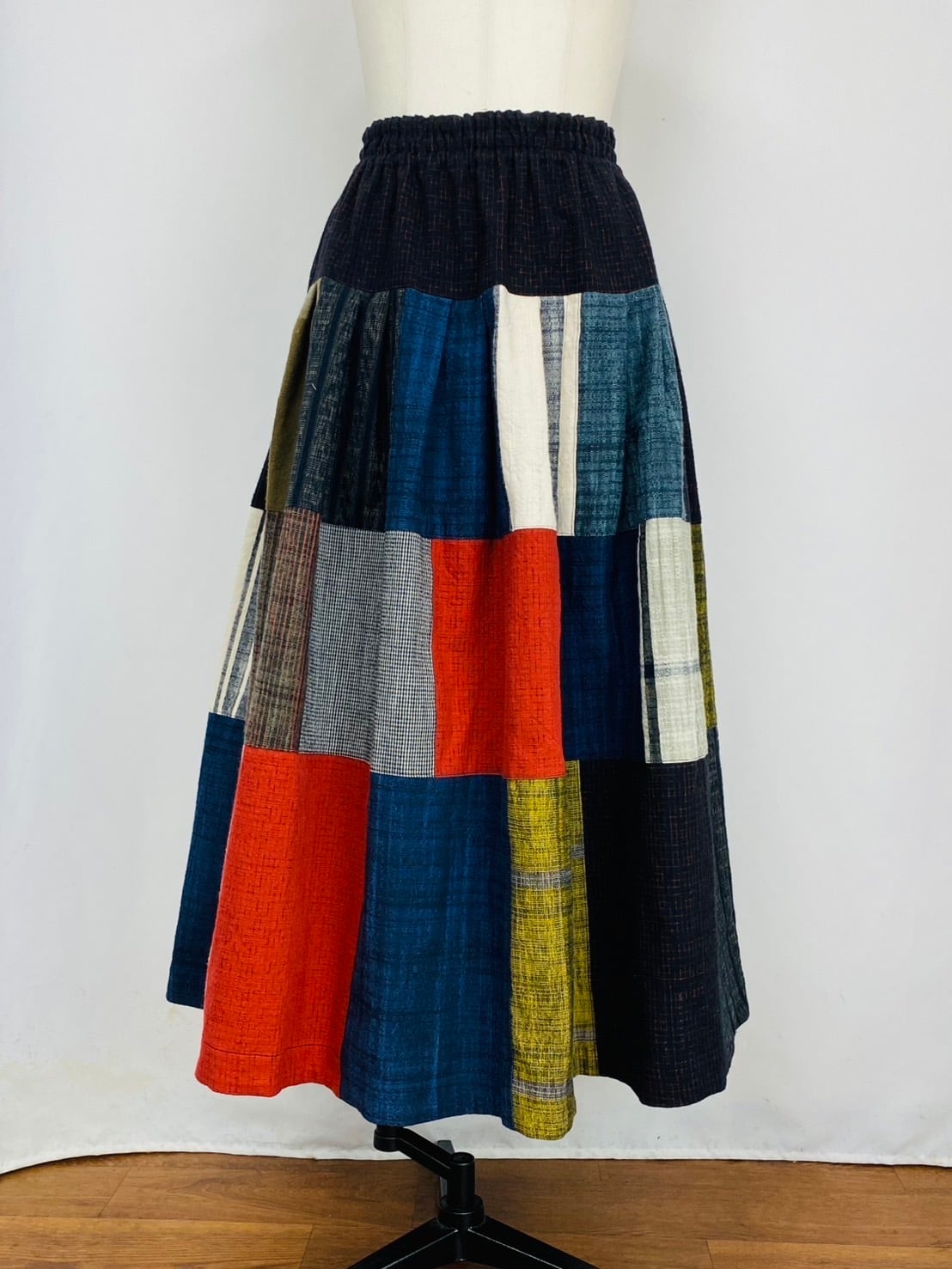 235031 パッチワークのティアードスカート2025 遠州織物
