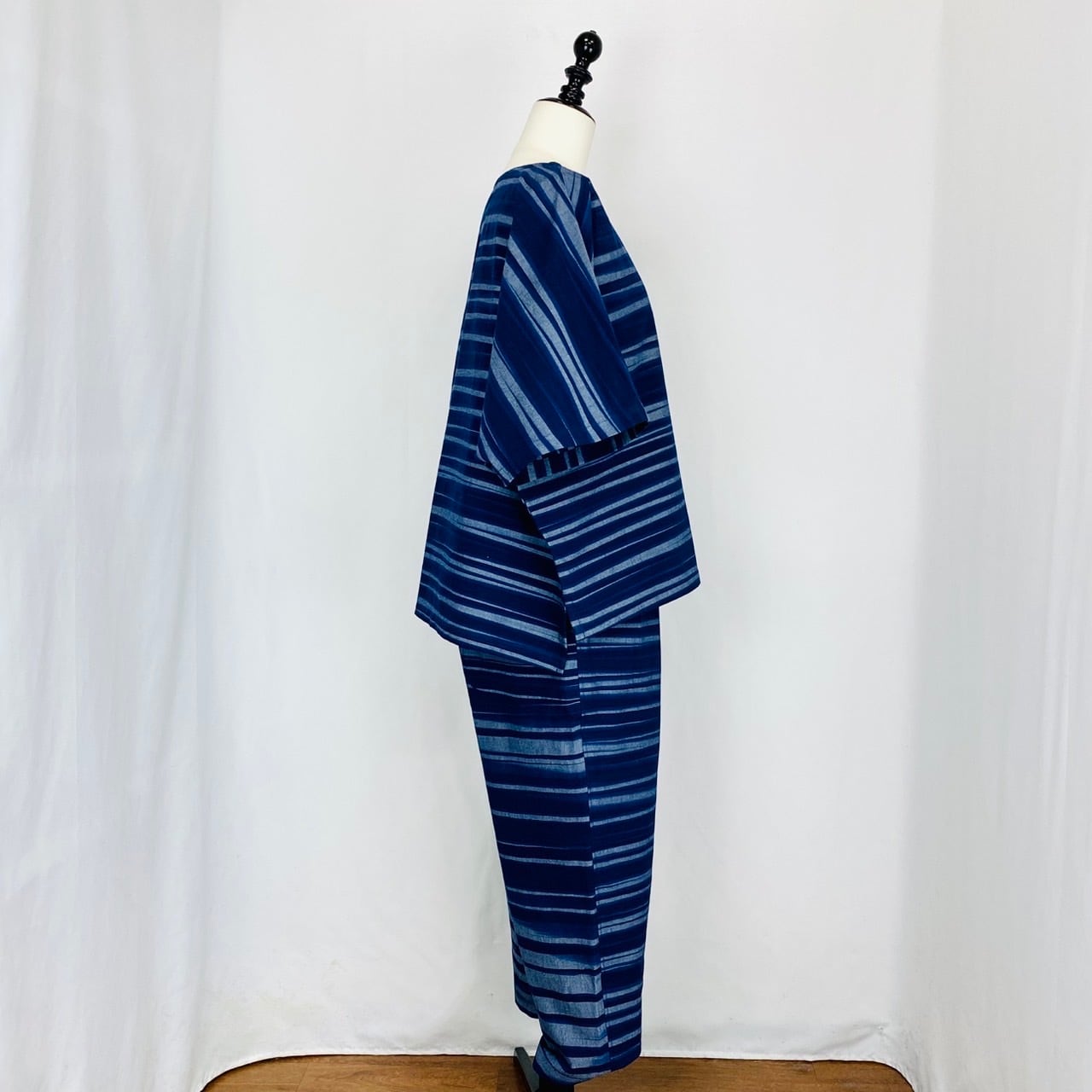 245036-1 大きな後ろポケットのパンツ よこ絣 遠州藍染織