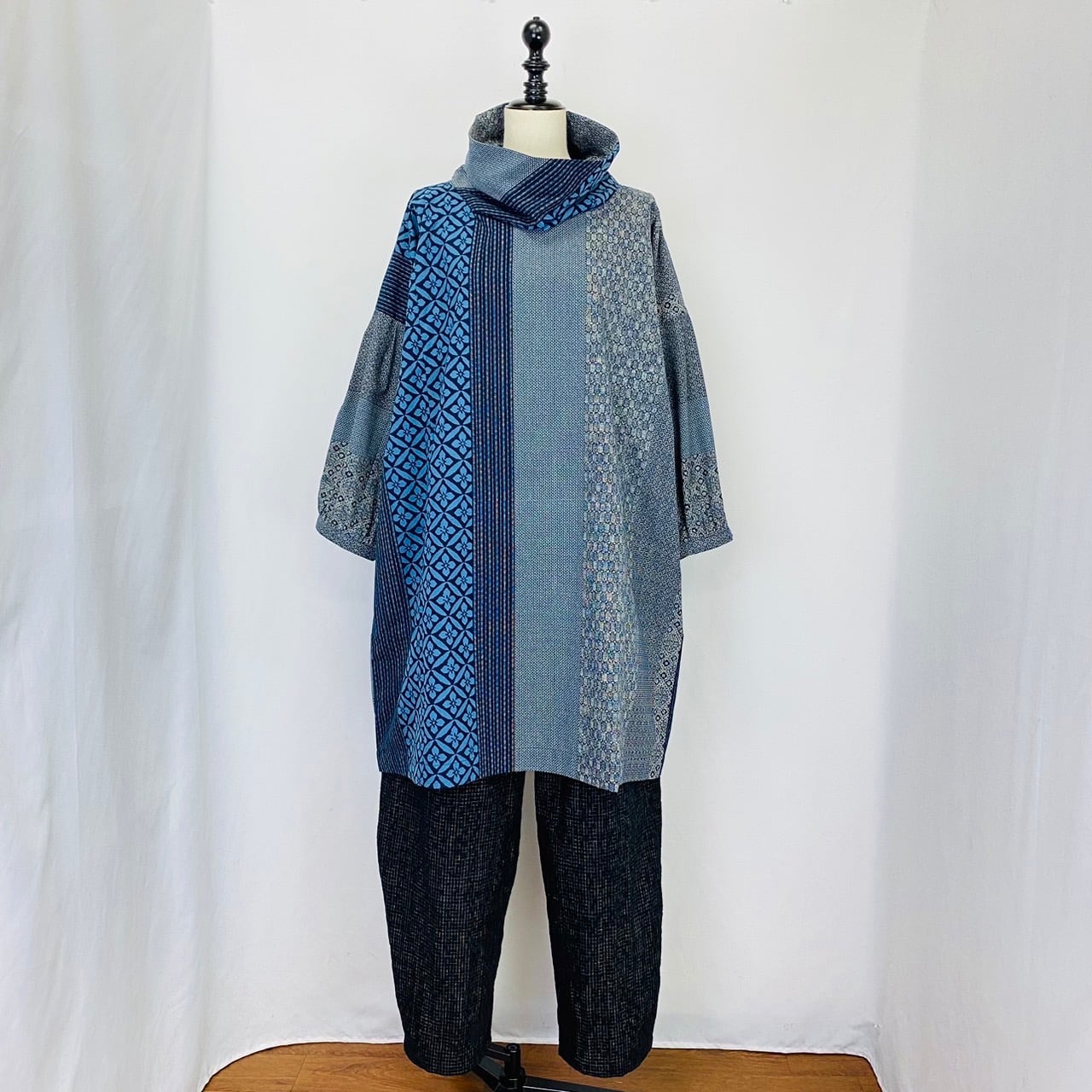 222083 ロールネック袖タックプルオーバー(ワイド) 安曇野大島紬柄(花)