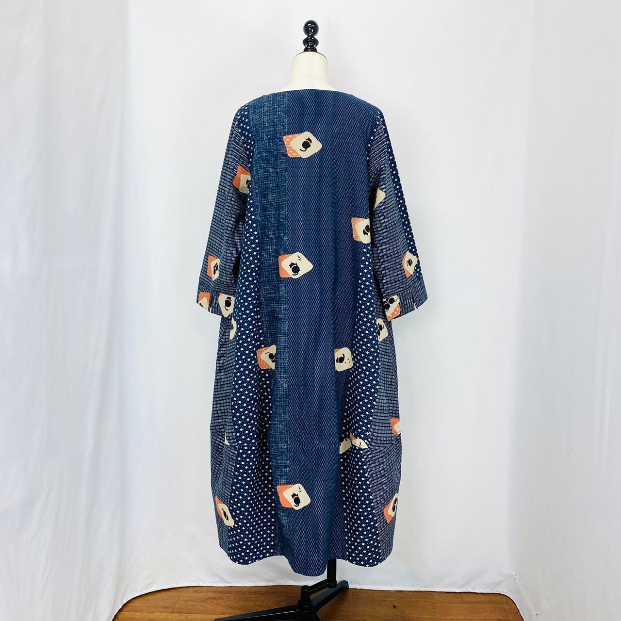 2220933 前ファスナーの裾切替えバルーンワンピース 2カラー 安曇野染め ねむり猫