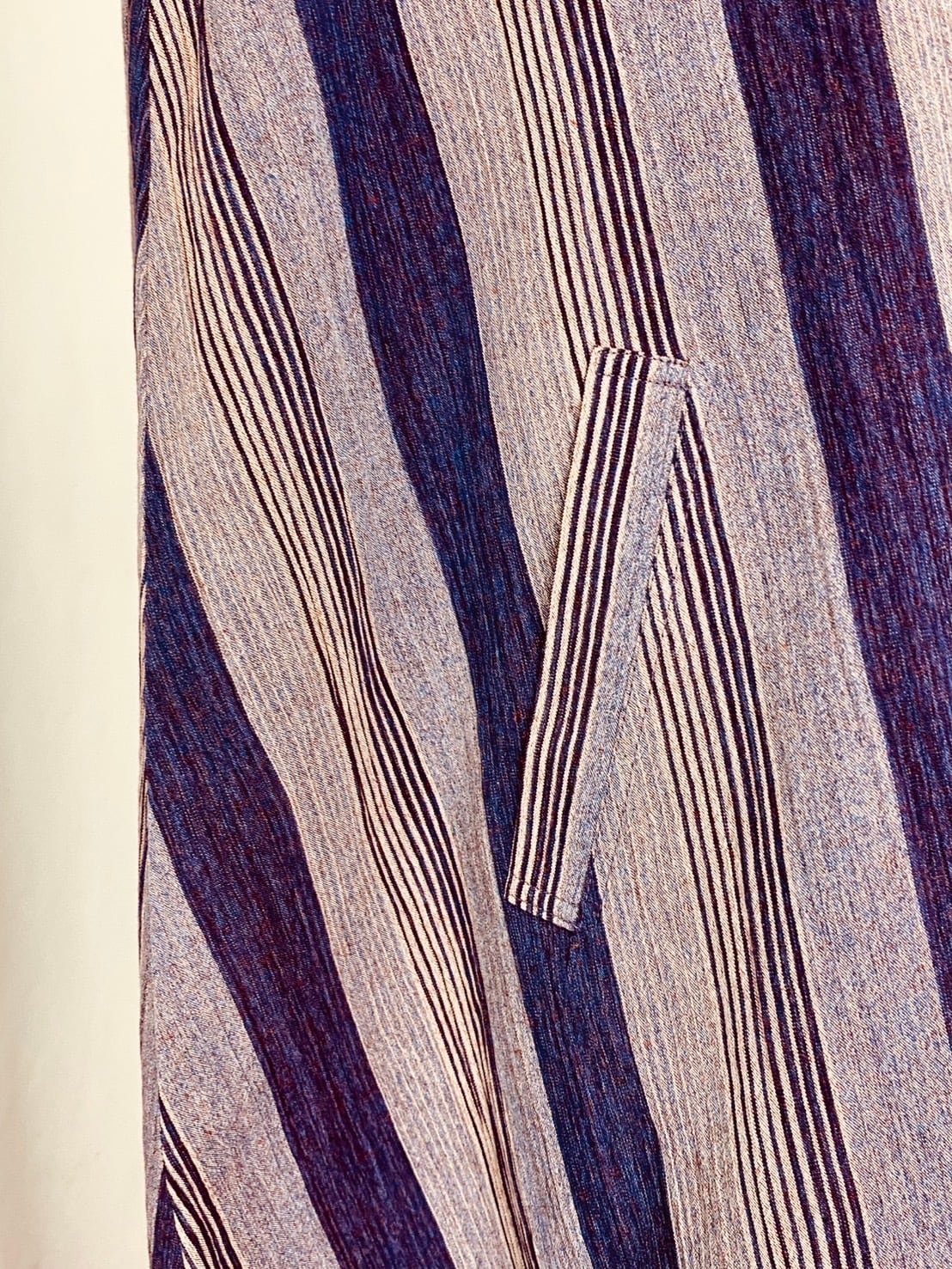 212039 Vネックの台形ワンピース パープル系 亀田縞