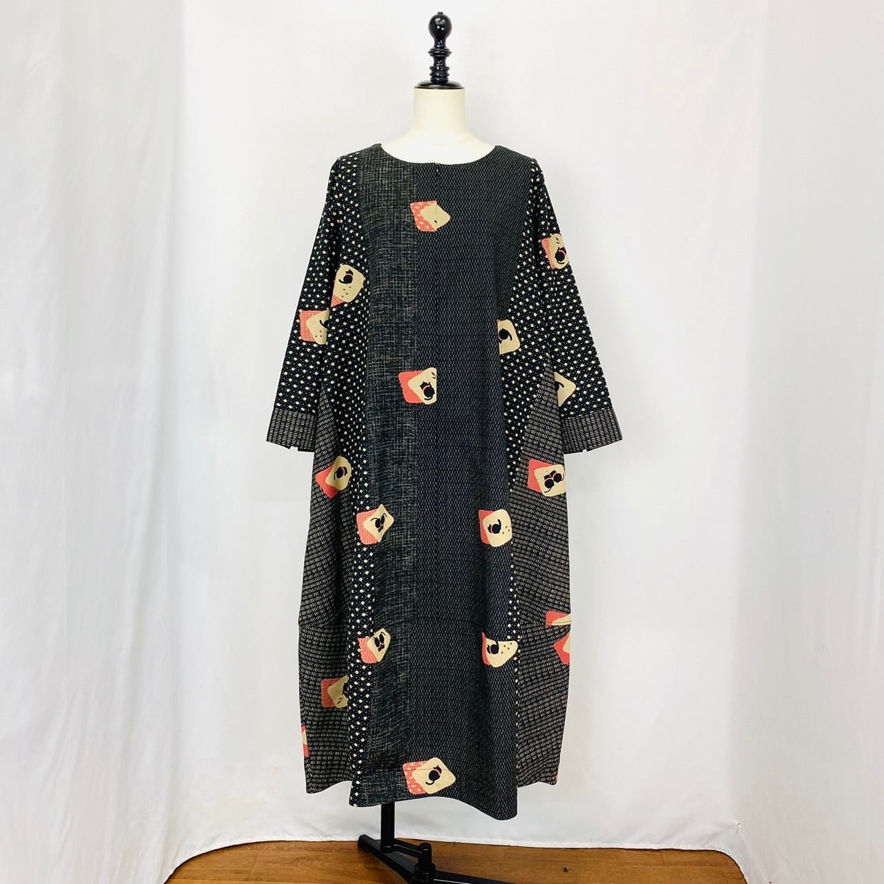 2220933 前ファスナーの裾切替えバルーンワンピース 2カラー 安曇野染め ねむり猫