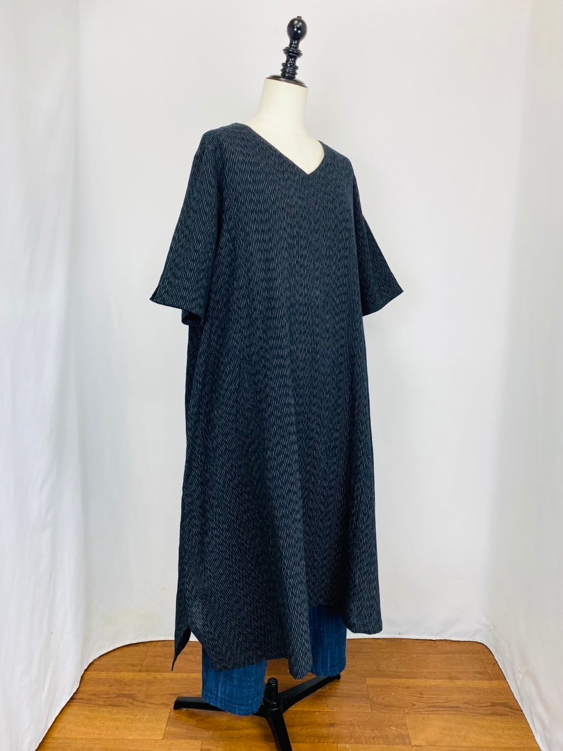 212031 Vネックの台形ワンピース 2カラー 遠州織物 みじん絣楊柳