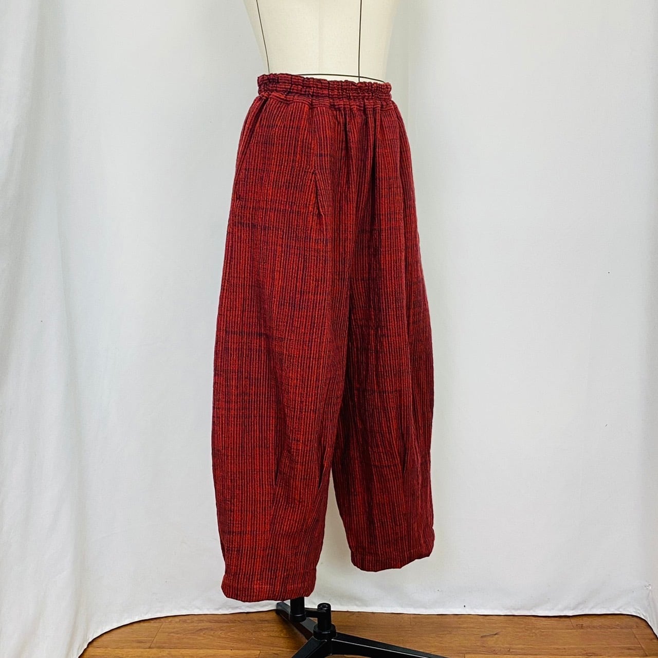 225041 ゆったりタックパンツ 遠州織物 逆スラブ