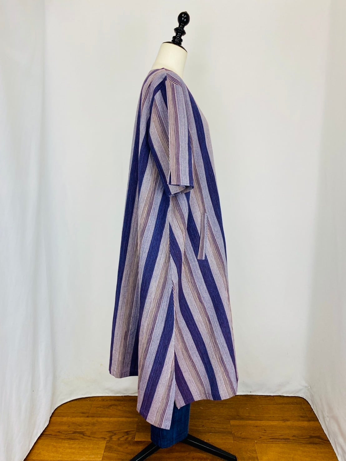 212039 Vネックの台形ワンピース パープル系 亀田縞