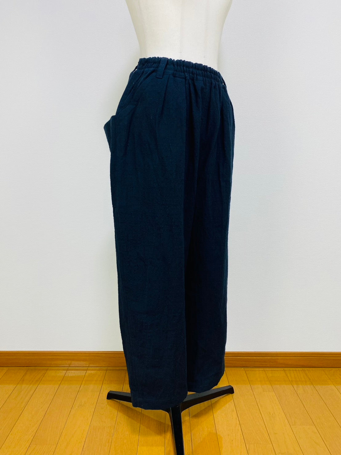245031 大きな後ろポケットのパンツ 遠州織物 逆スラブ 黒