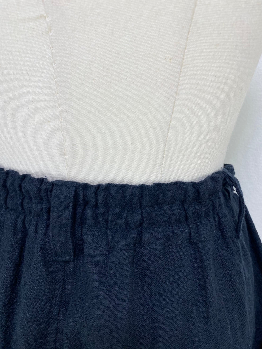 245031 大きな後ろポケットのパンツ 遠州織物 逆スラブ 黒