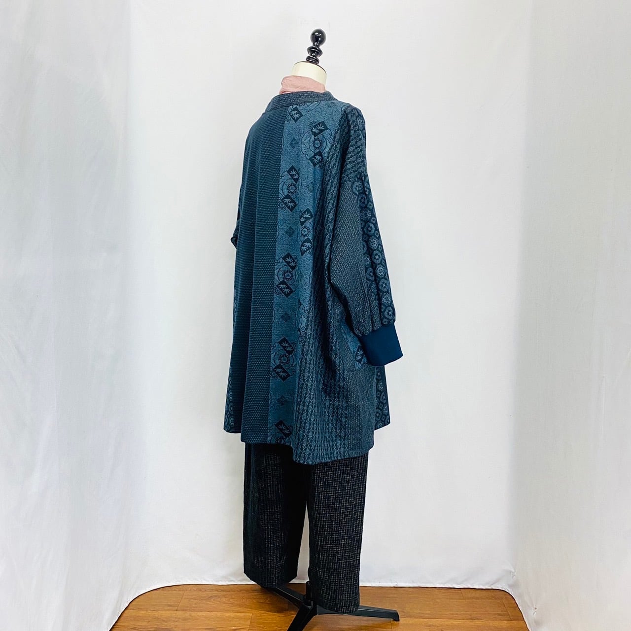 242053 リブニットのホームウェア 前ファスナー 安曇野 大島柄