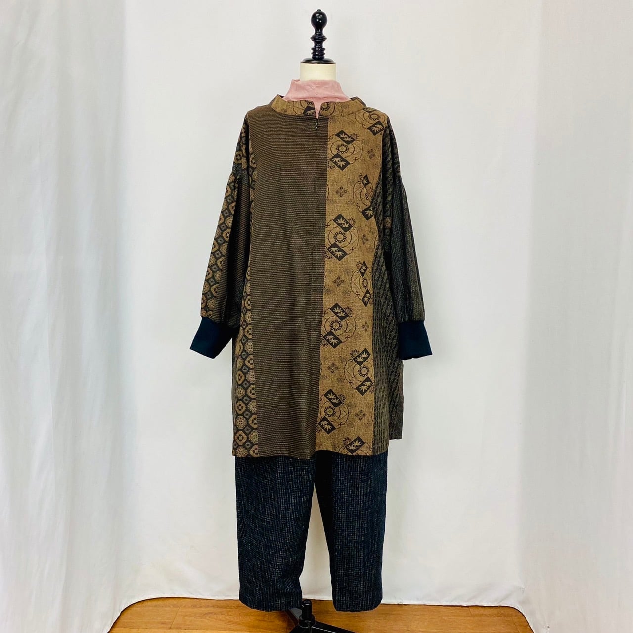 242053 リブニットのホームウェア 前ファスナー 安曇野 大島柄