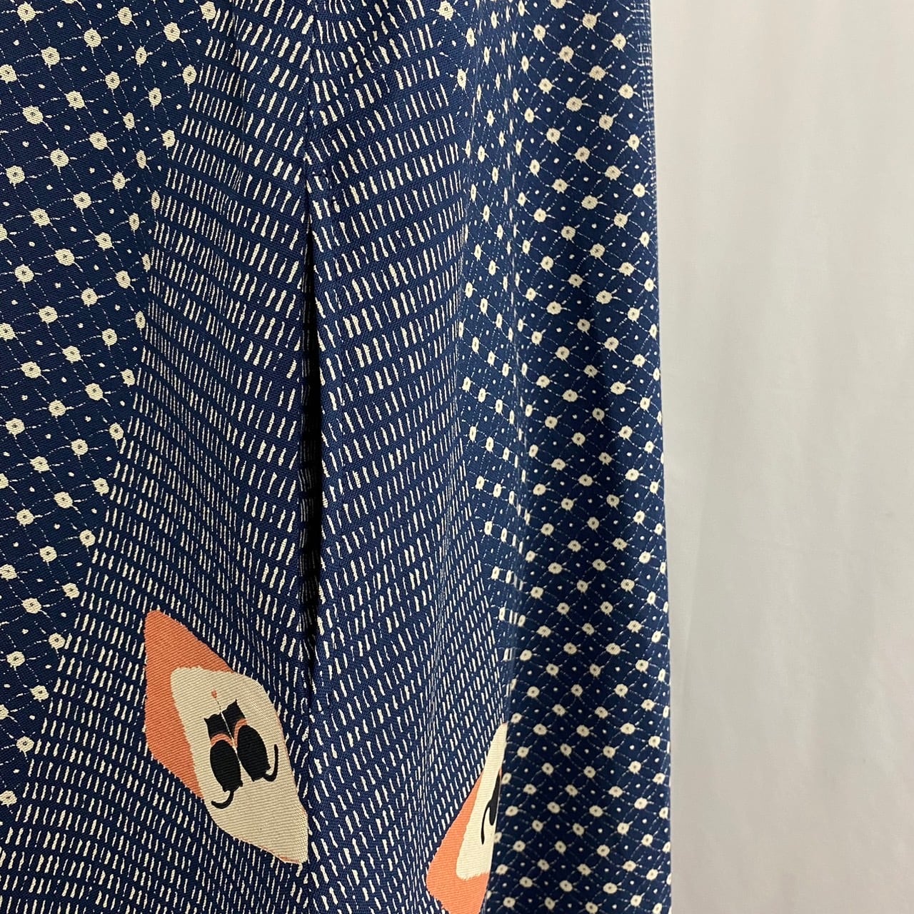 2220933 前ファスナーの裾切替えバルーンワンピース 2カラー 安曇野染め ねむり猫