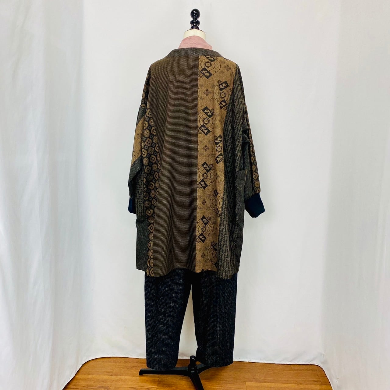 242053 リブニットのホームウェア 前ファスナー 安曇野 大島柄