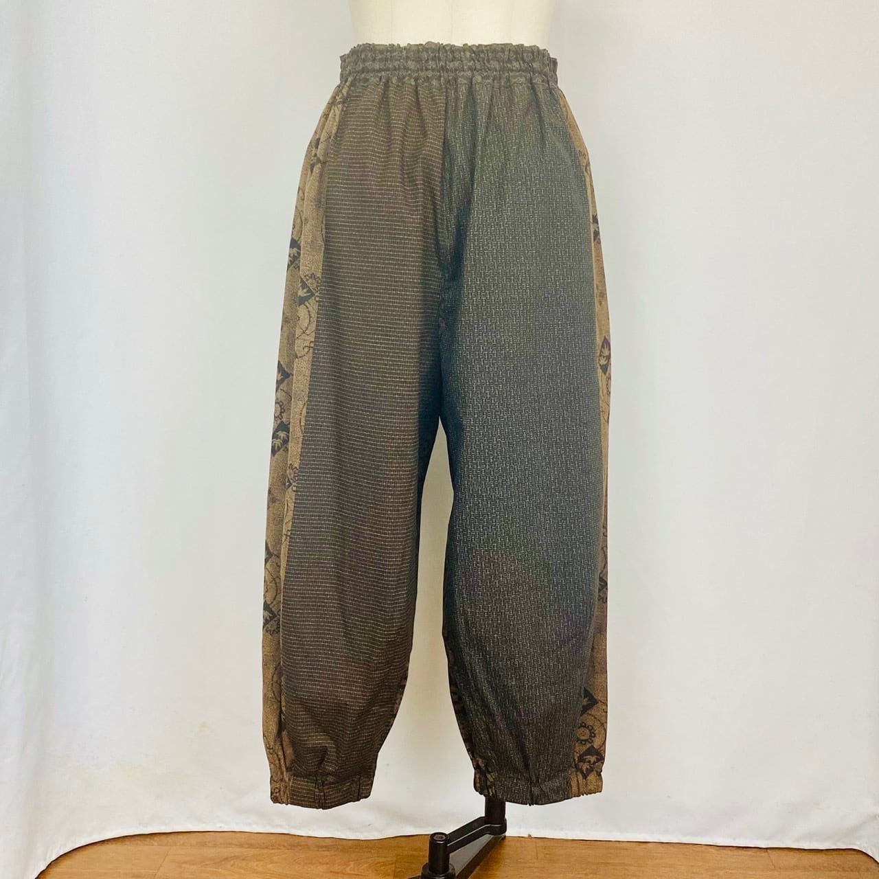 225043 ゆったりタックパンツ 4カラー 安曇野染絣 大島紬柄