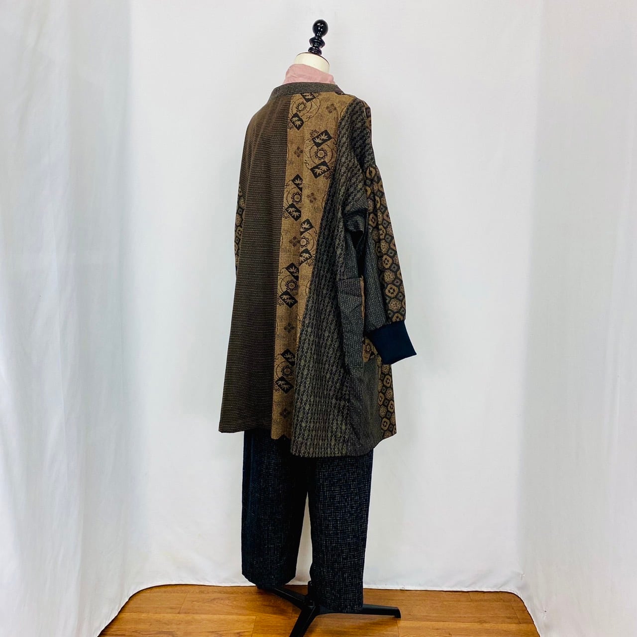 242053 リブニットのホームウェア 前ファスナー 安曇野 大島柄