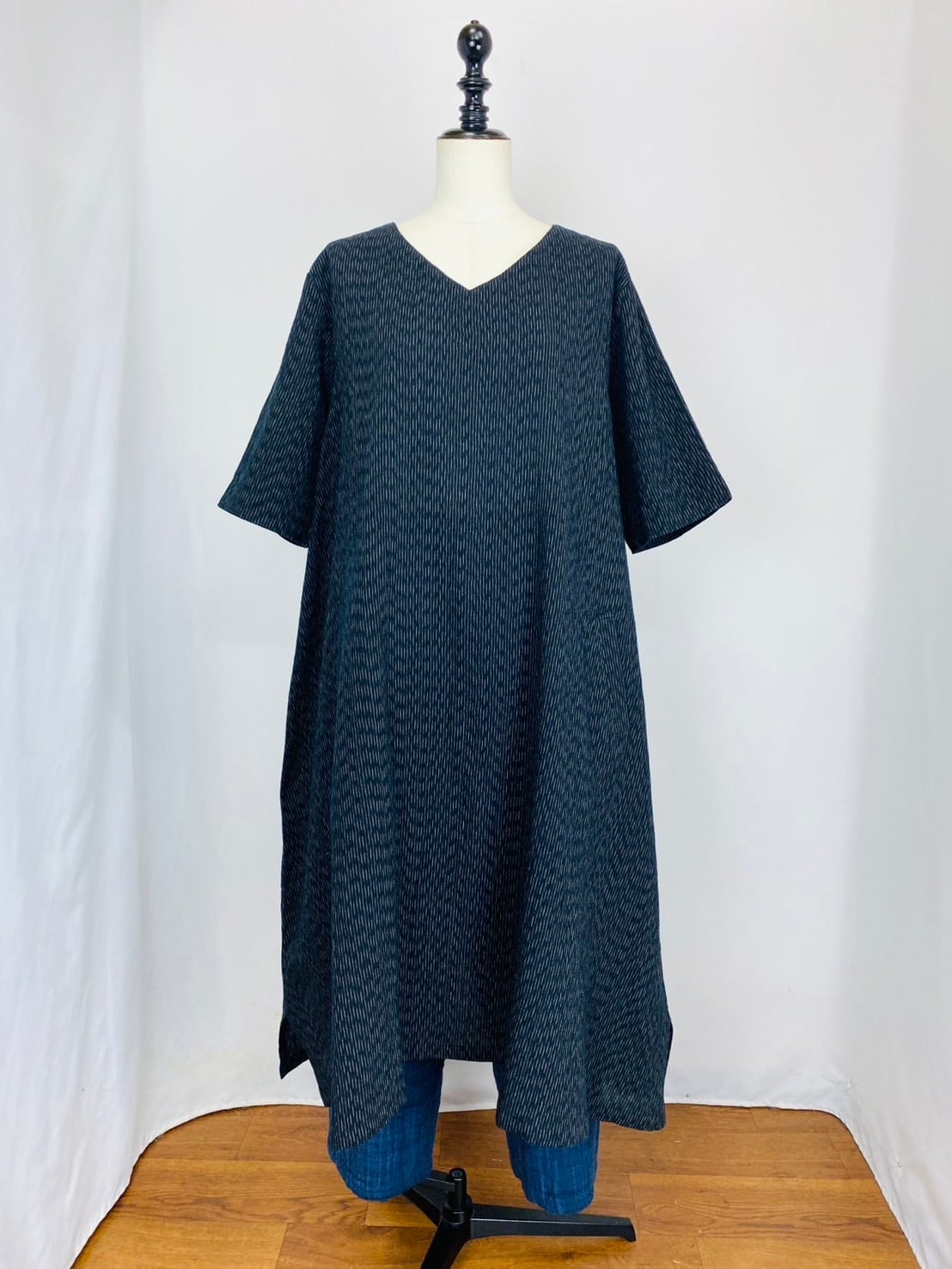 212031 Vネックの台形ワンピース 2カラー 遠州織物 みじん絣楊柳