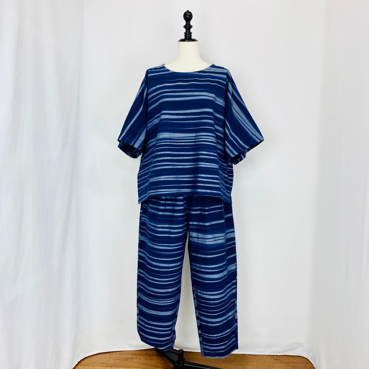 245036-1  大きな後ろポケットのパンツ　よこ絣　遠州藍染織