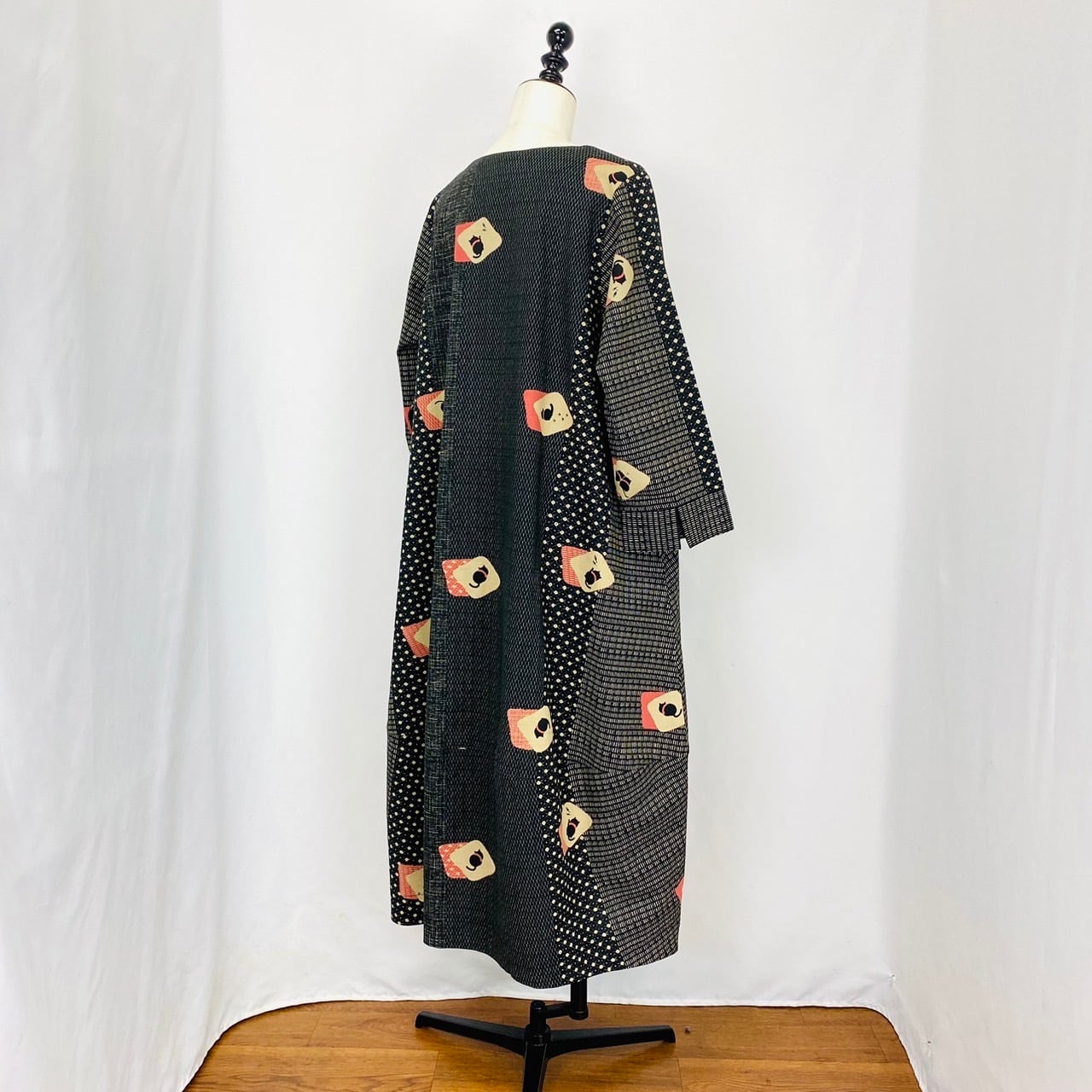 2220933　前ファスナーの裾切替えバルーンワンピース　2カラー　安曇野染め　ねむり猫