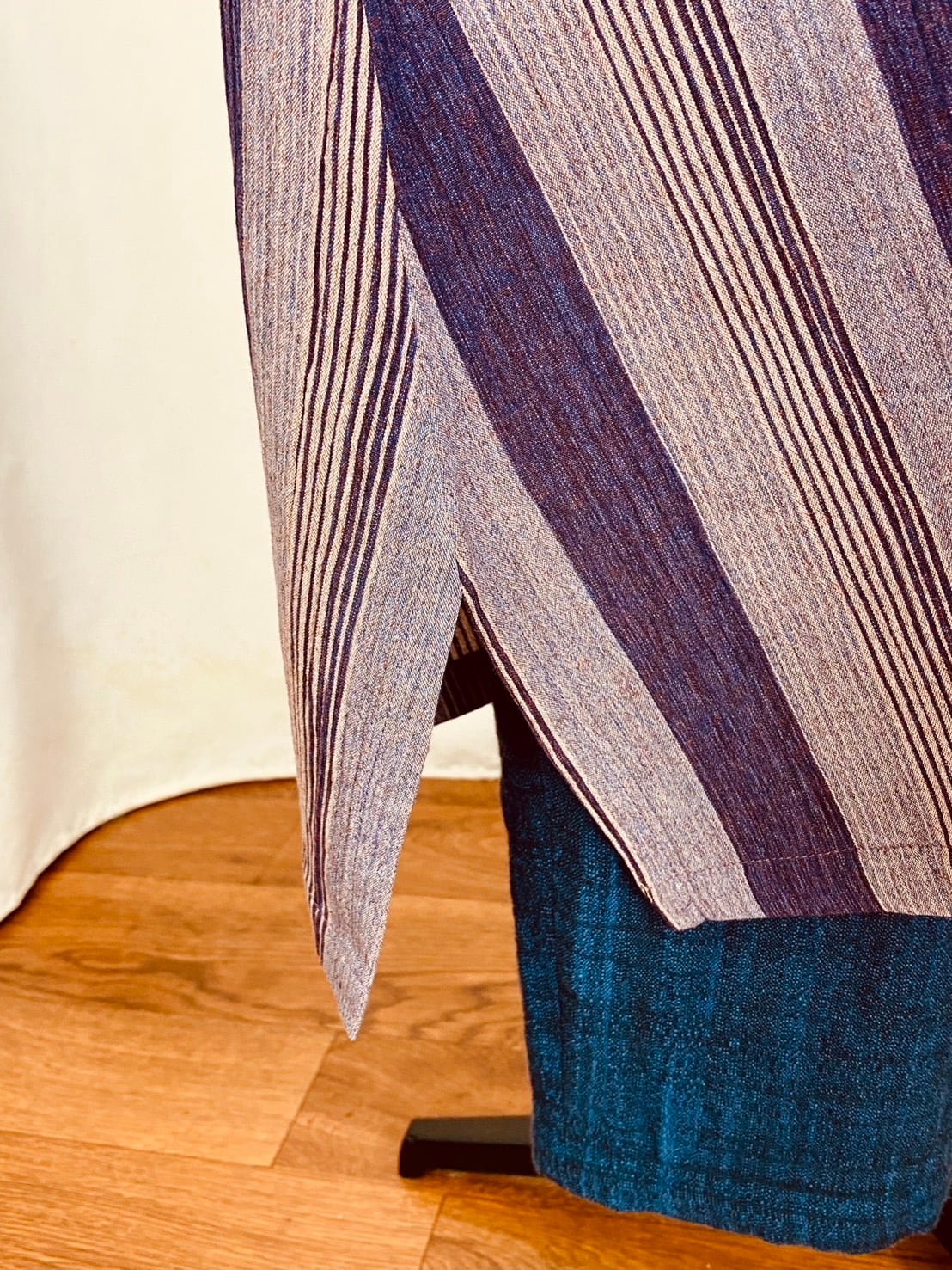 212039   Vネックの台形ワンピース　パープル系　亀田縞