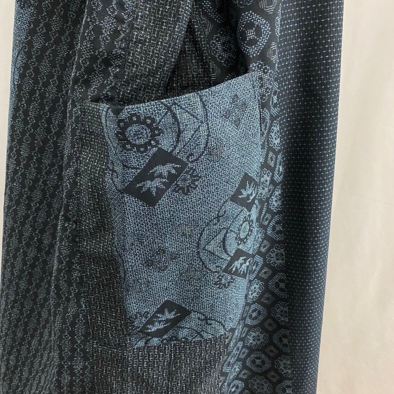 242053　リブニットのホームウェア　前ファスナー　安曇野　大島柄