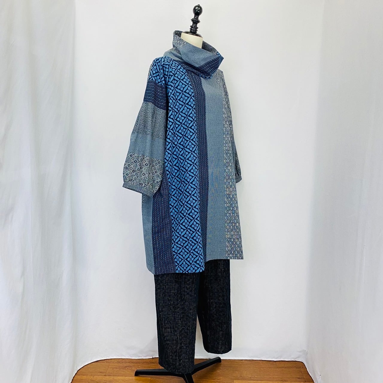 222083   ロールネック袖タックプルオーバー(ワイド)  安曇野大島紬柄(花)