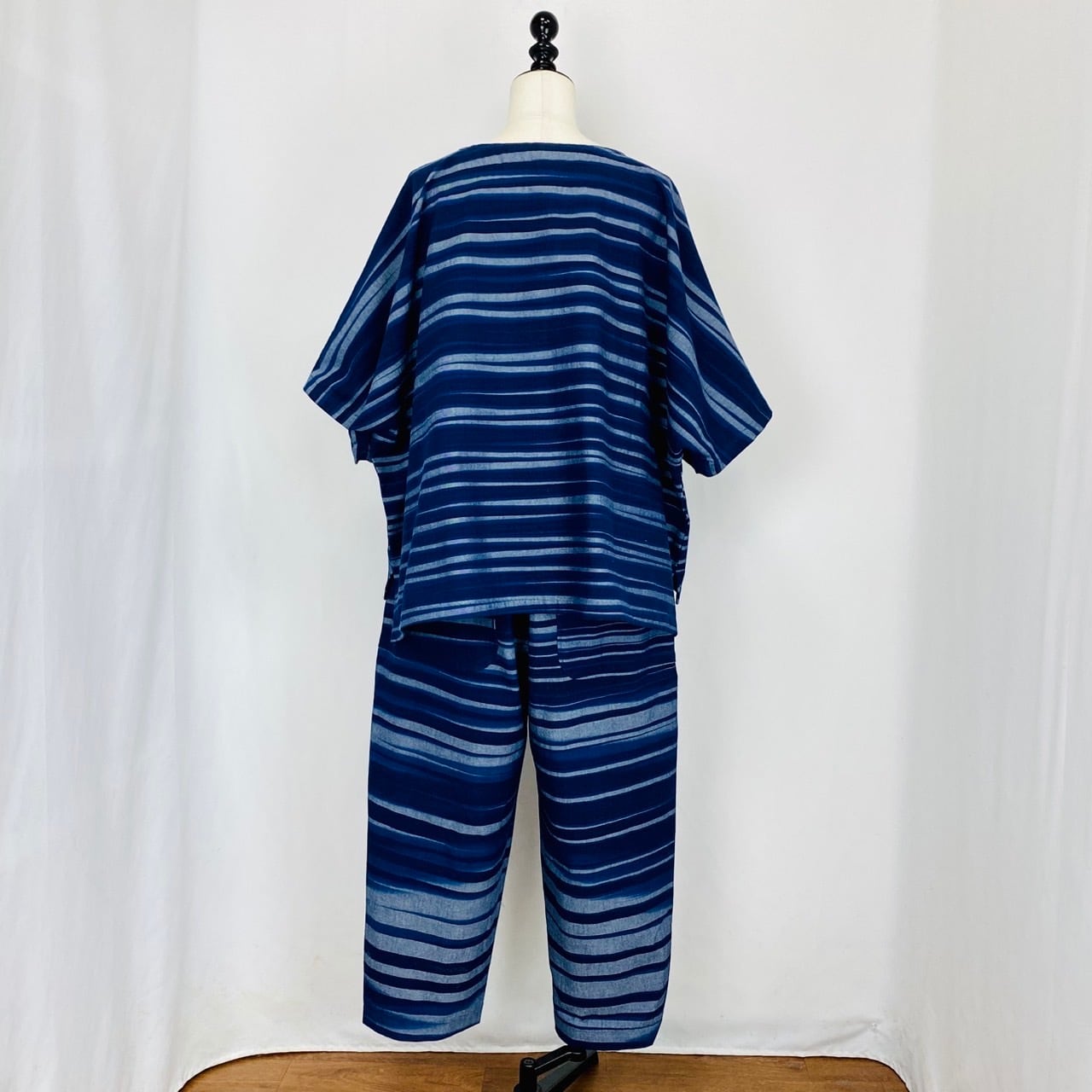 245036-1  大きな後ろポケットのパンツ　よこ絣　遠州藍染織