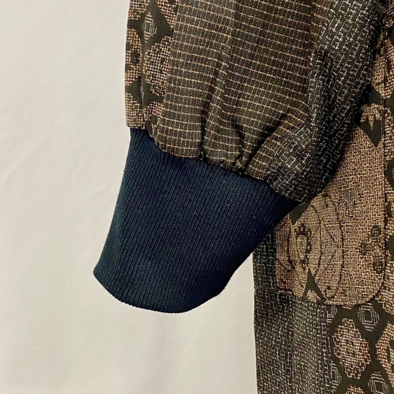 242053　リブニットのホームウェア　前ファスナー　安曇野　大島柄