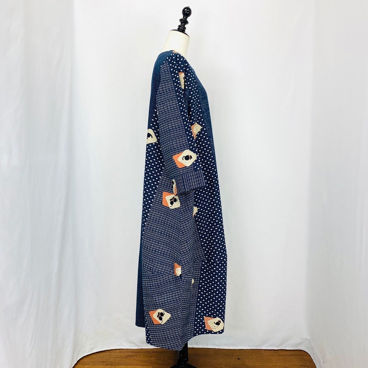 2220933　前ファスナーの裾切替えバルーンワンピース　2カラー　安曇野染め　ねむり猫