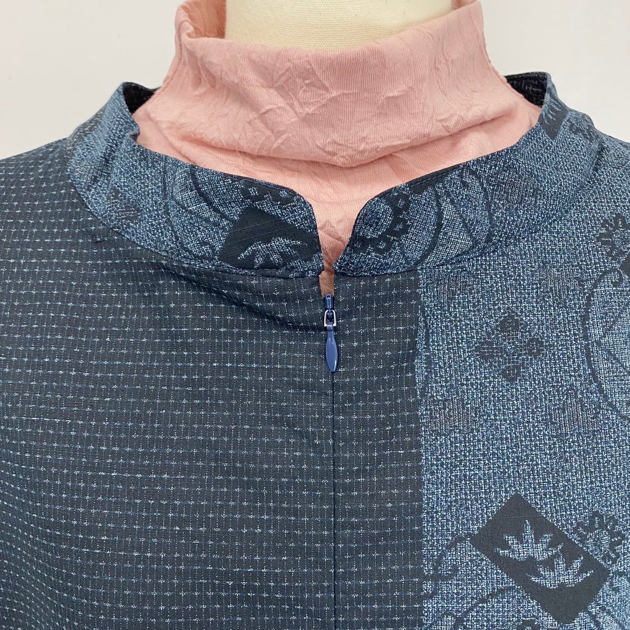 242053　リブニットのホームウェア　前ファスナー　安曇野　大島柄