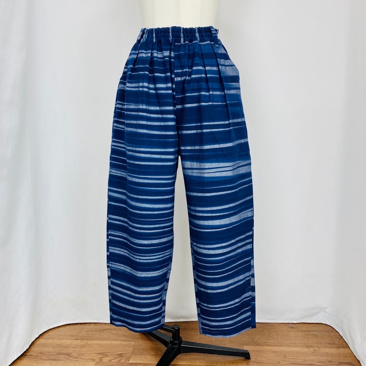 245036-1  大きな後ろポケットのパンツ　よこ絣　遠州藍染織