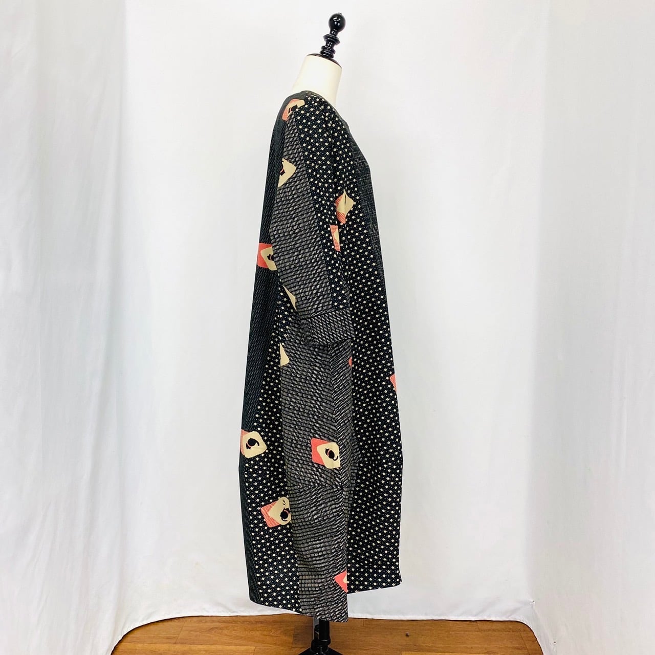 2220933　前ファスナーの裾切替えバルーンワンピース　2カラー　安曇野染め　ねむり猫