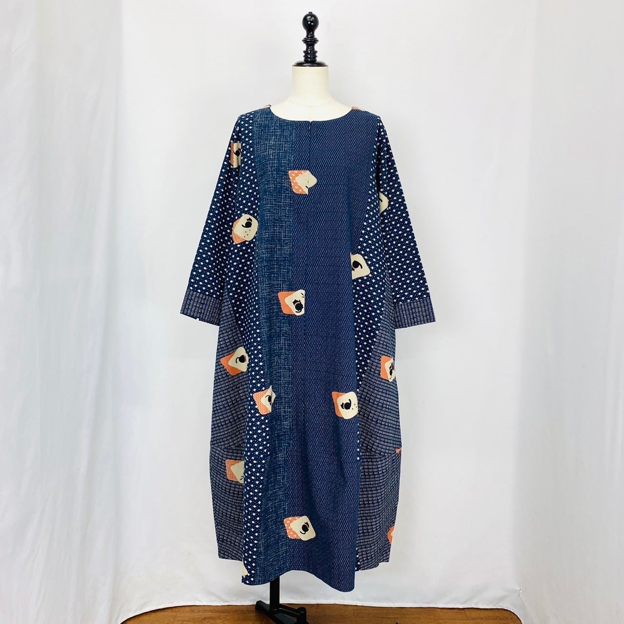 2220933　前ファスナーの裾切替えバルーンワンピース　2カラー　安曇野染め　ねむり猫