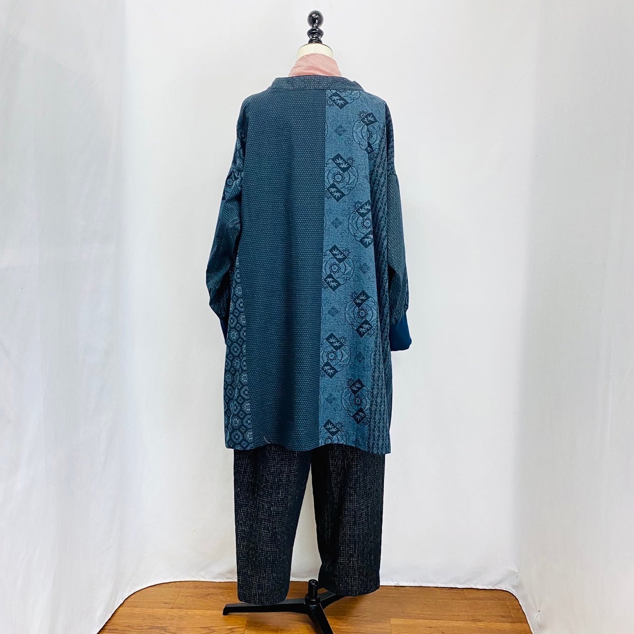 242053　リブニットのホームウェア　前ファスナー　安曇野　大島柄