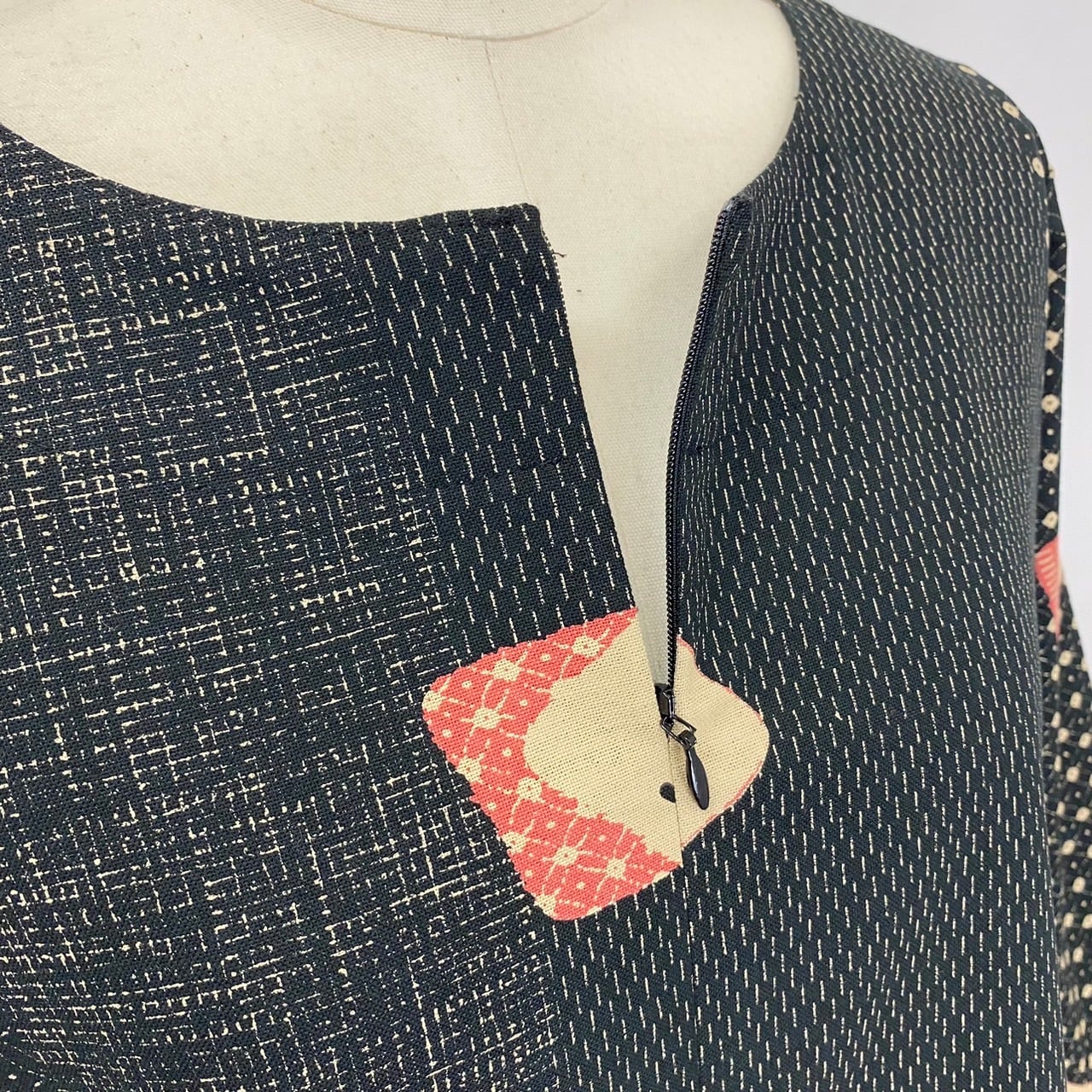 2220933　前ファスナーの裾切替えバルーンワンピース　2カラー　安曇野染め　ねむり猫