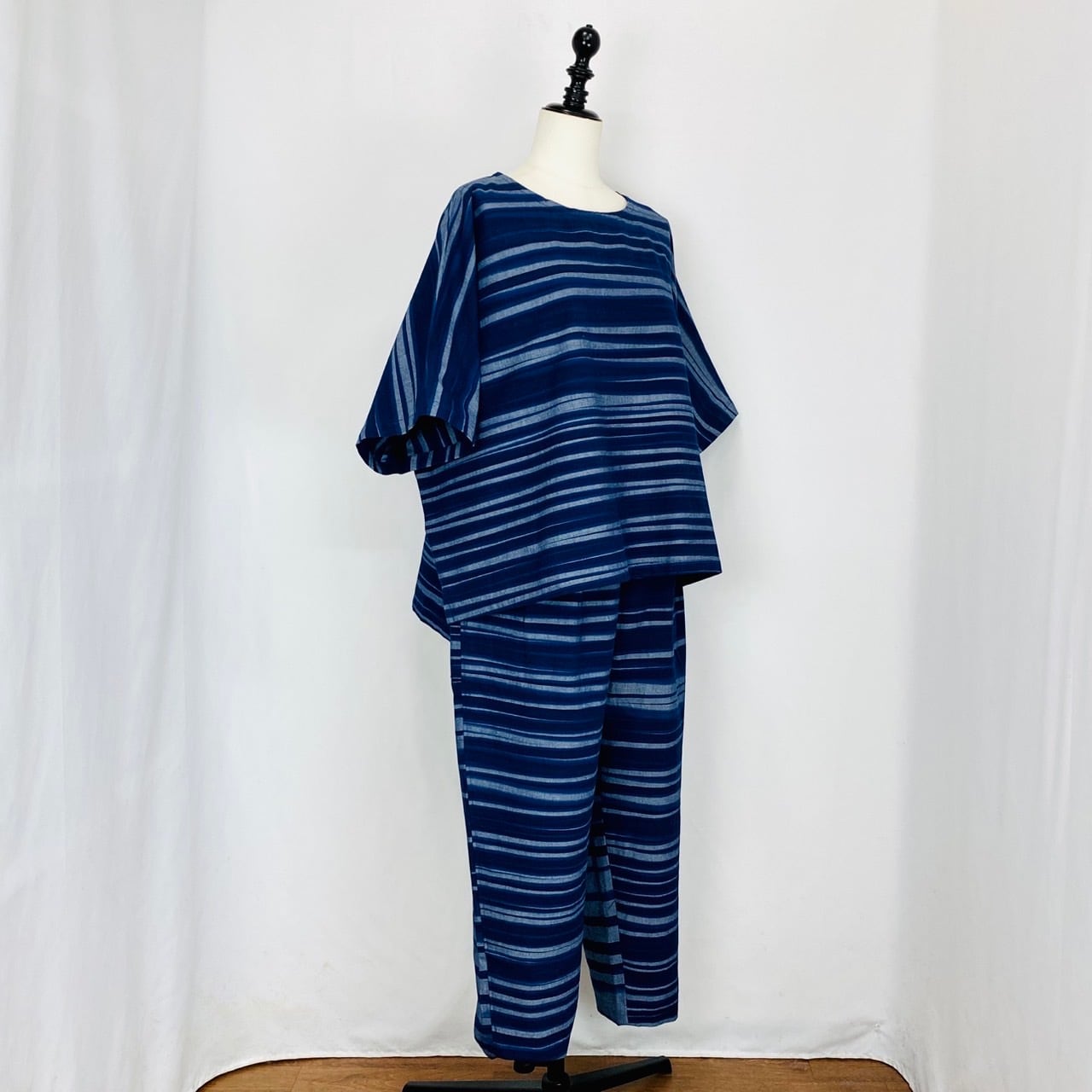 245036-1  大きな後ろポケットのパンツ　よこ絣　遠州藍染織