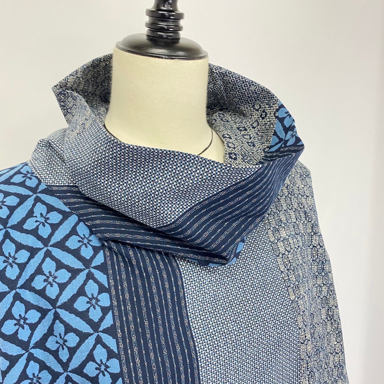 222083   ロールネック袖タックプルオーバー(ワイド)  安曇野大島紬柄(花)