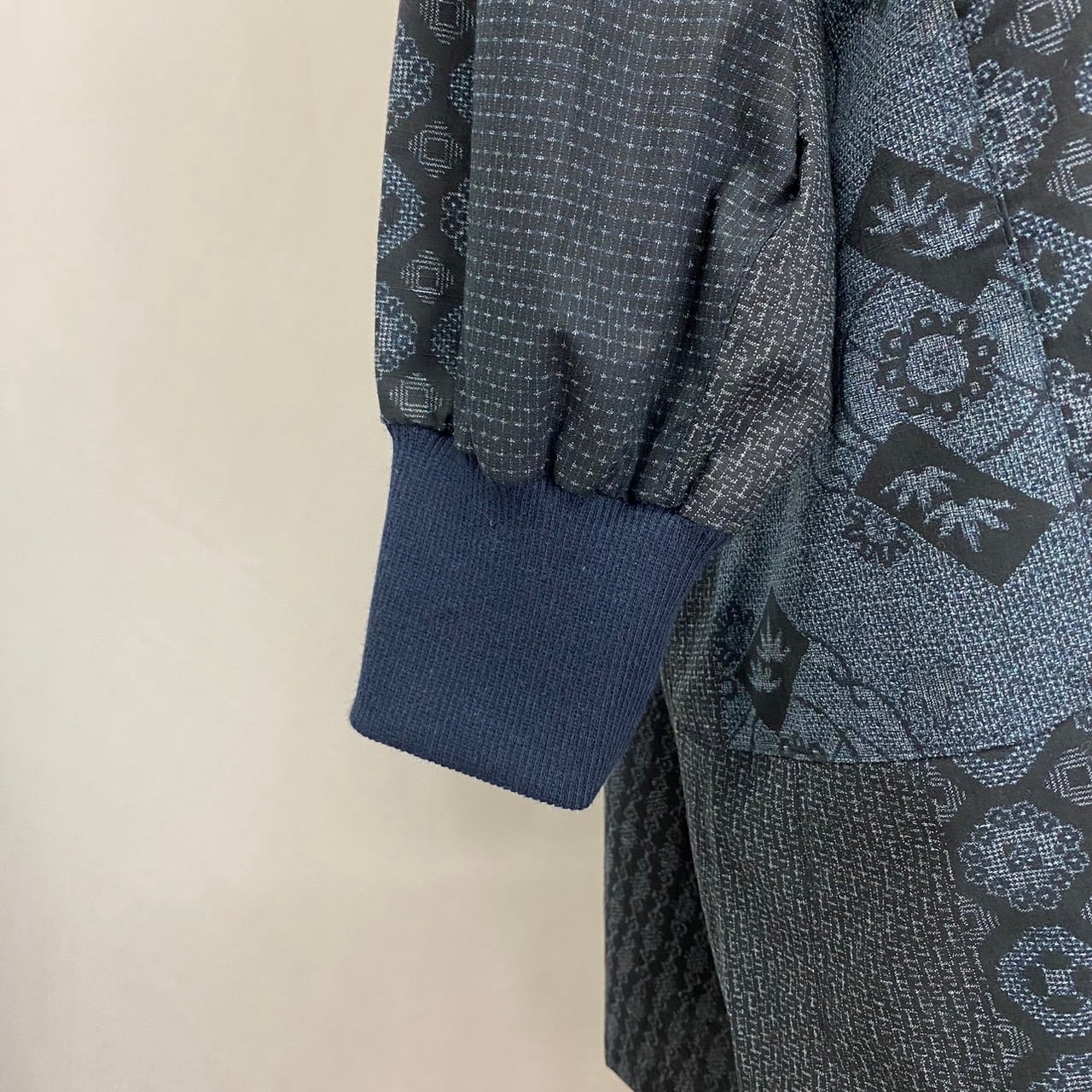 242053　リブニットのホームウェア　前ファスナー　安曇野　大島柄