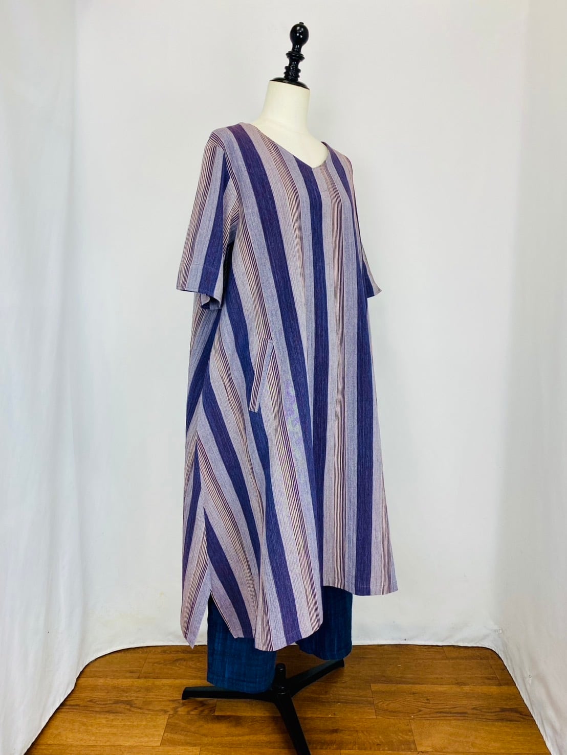 212039   Vネックの台形ワンピース　パープル系　亀田縞