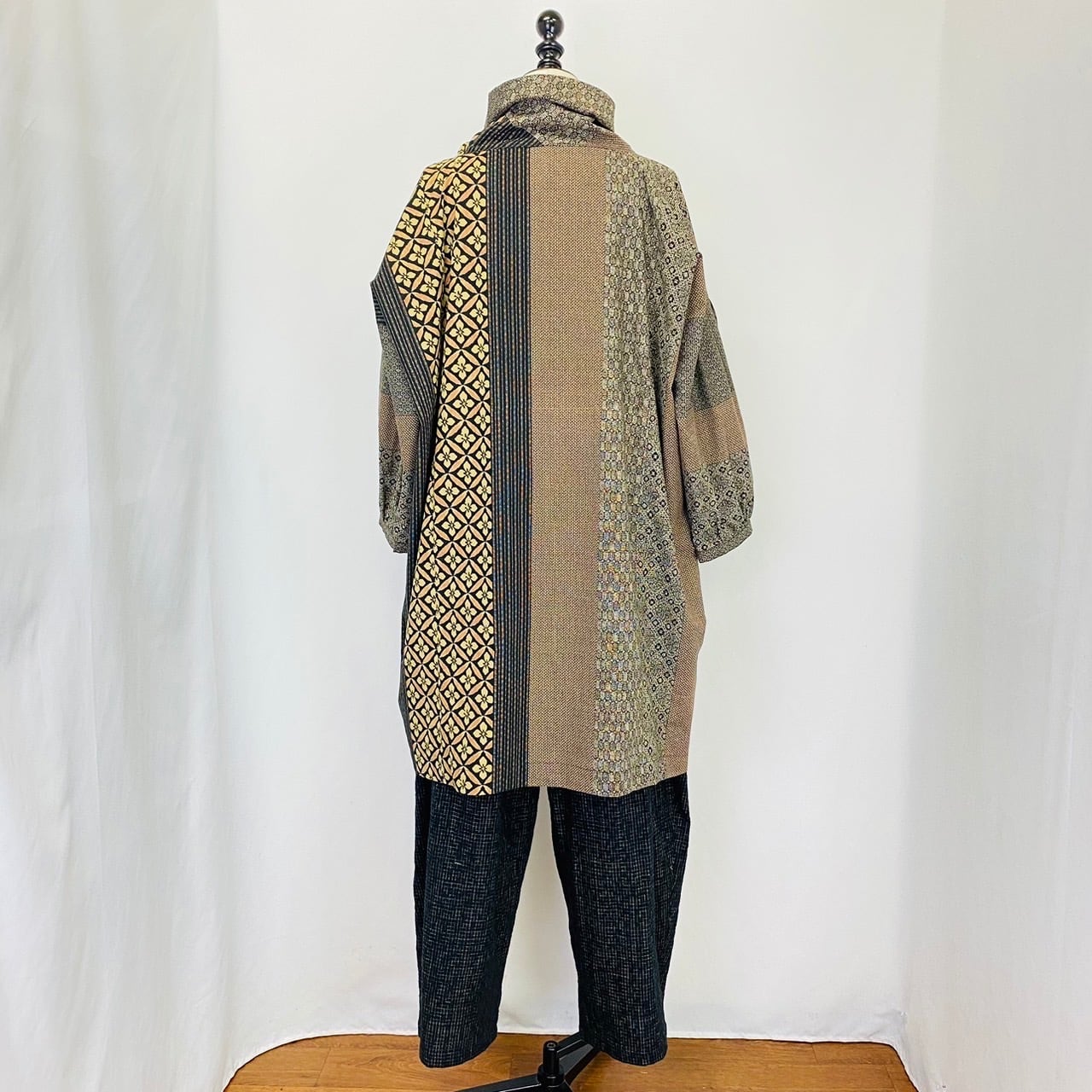 222083   ロールネック袖タックプルオーバー(ワイド)  安曇野大島紬柄(花)