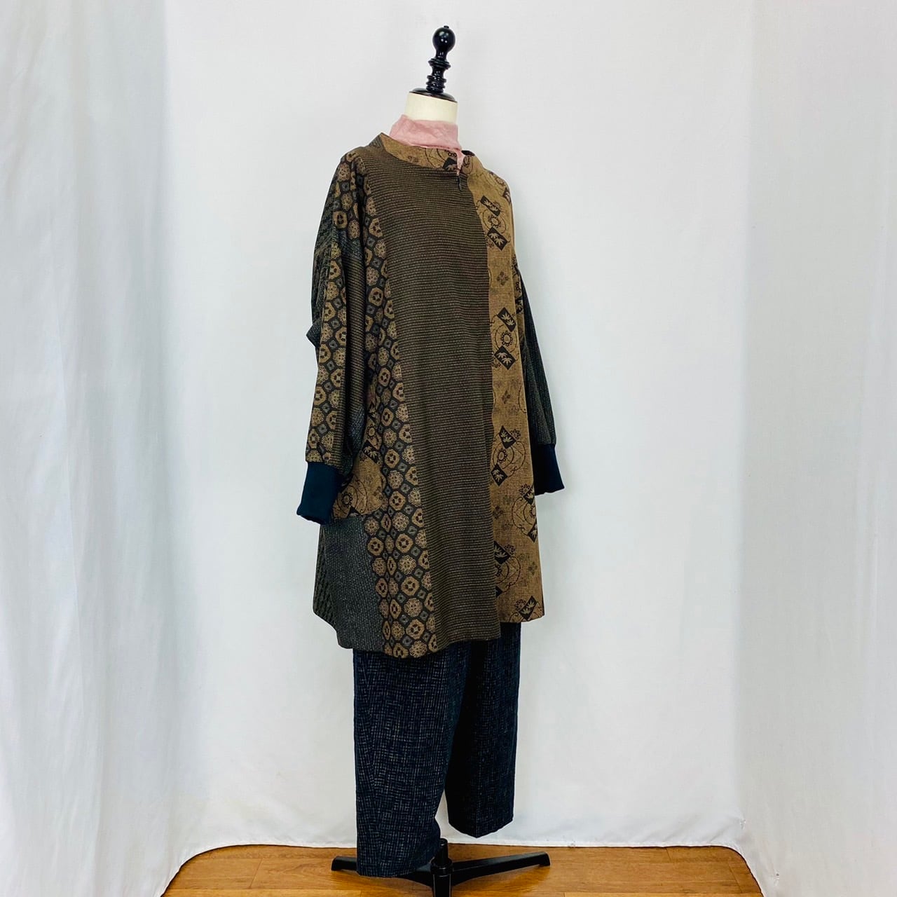 242053　リブニットのホームウェア　前ファスナー　安曇野　大島柄