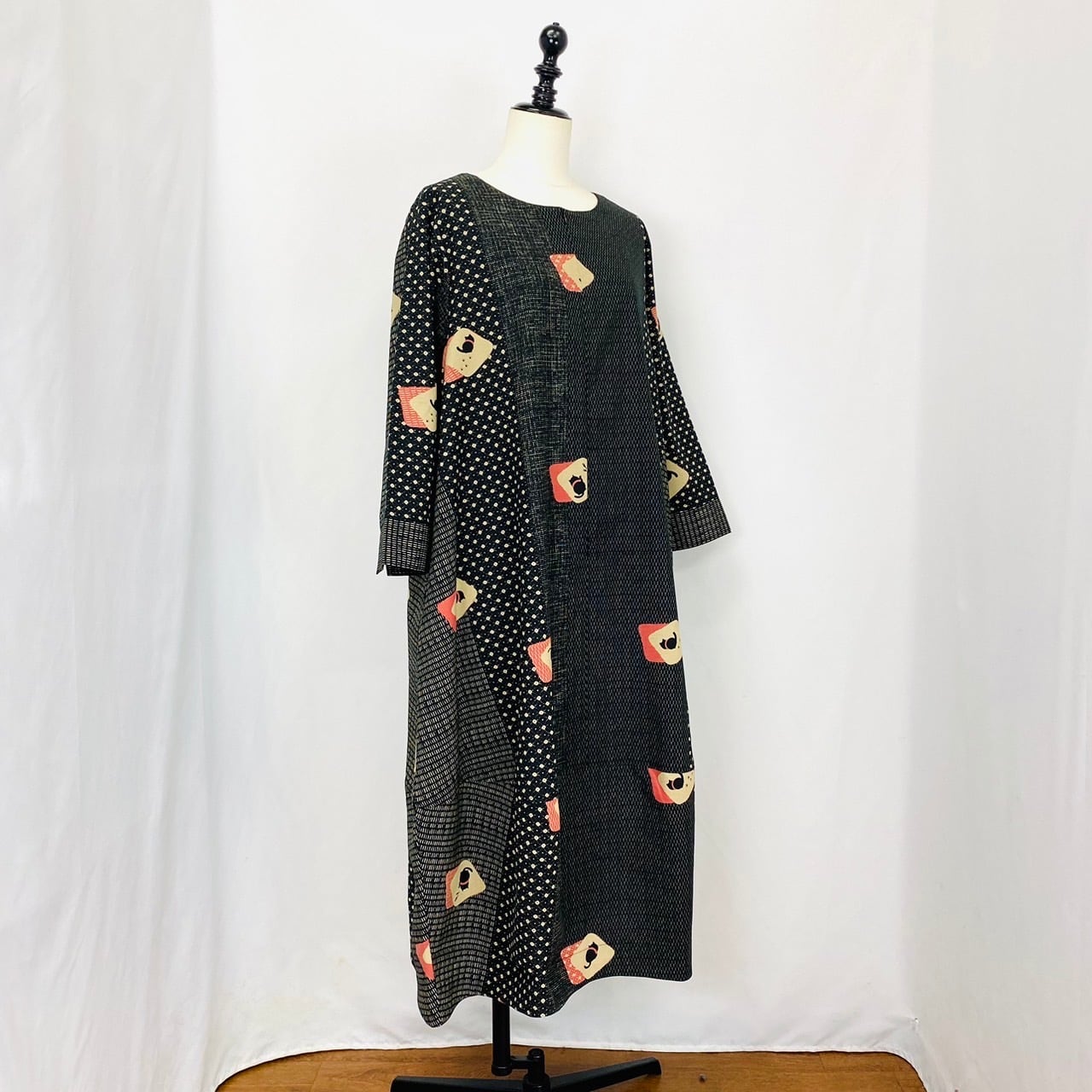 2220933　前ファスナーの裾切替えバルーンワンピース　2カラー　安曇野染め　ねむり猫