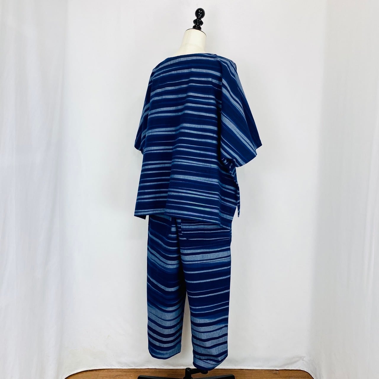 245036-1  大きな後ろポケットのパンツ　よこ絣　遠州藍染織