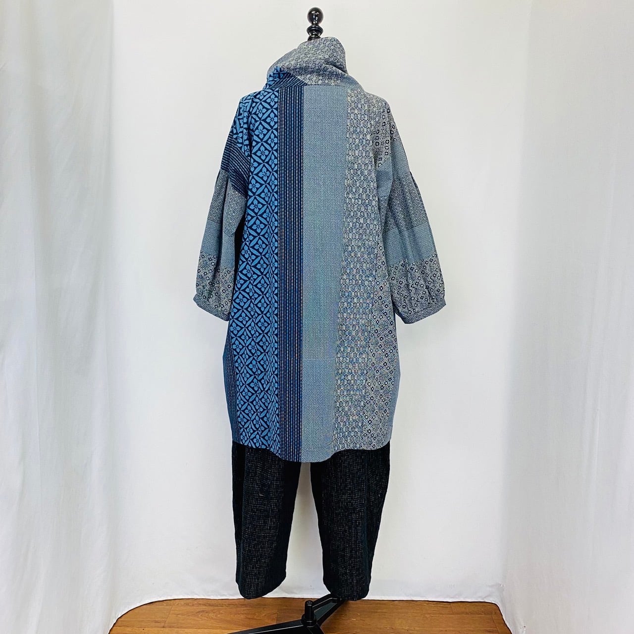 222083   ロールネック袖タックプルオーバー(ワイド)  安曇野大島紬柄(花)