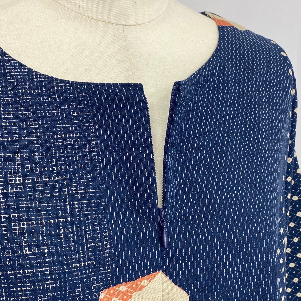 2220933　前ファスナーの裾切替えバルーンワンピース　2カラー　安曇野染め　ねむり猫