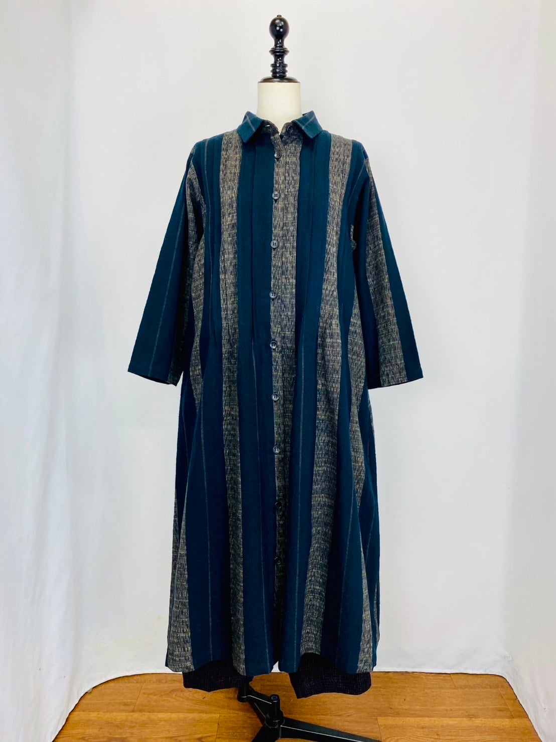 252091   ピンタックのワンピース　2カラー　遠州織物　逆スラブ太ストライプ