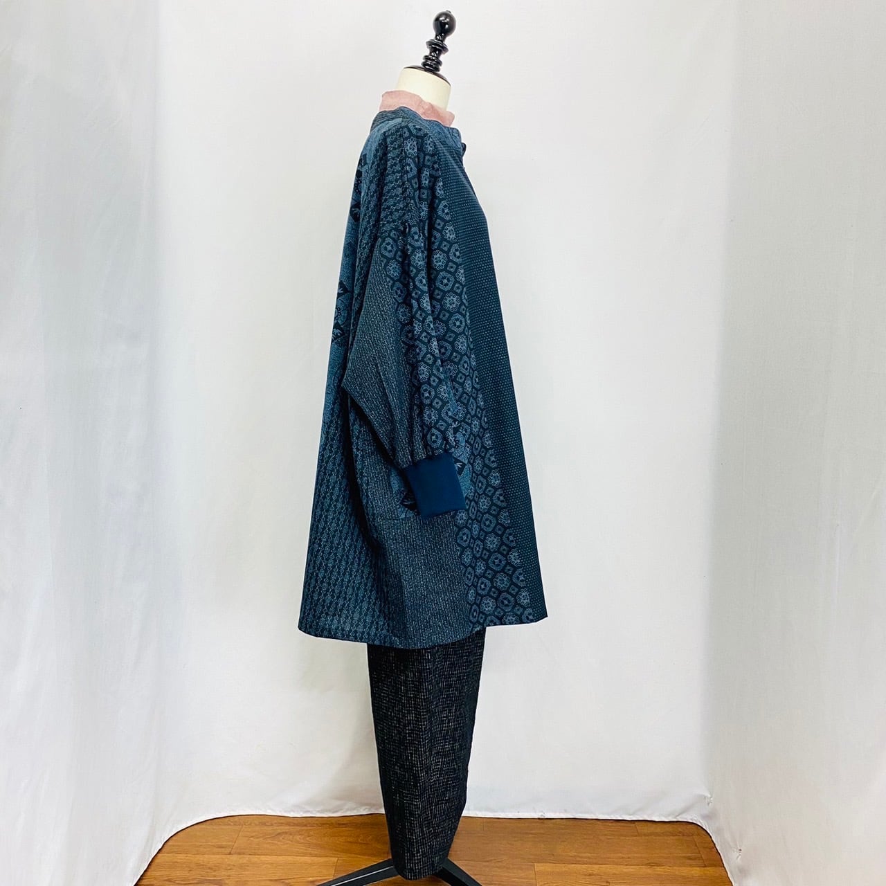 242053　リブニットのホームウェア　前ファスナー　安曇野　大島柄