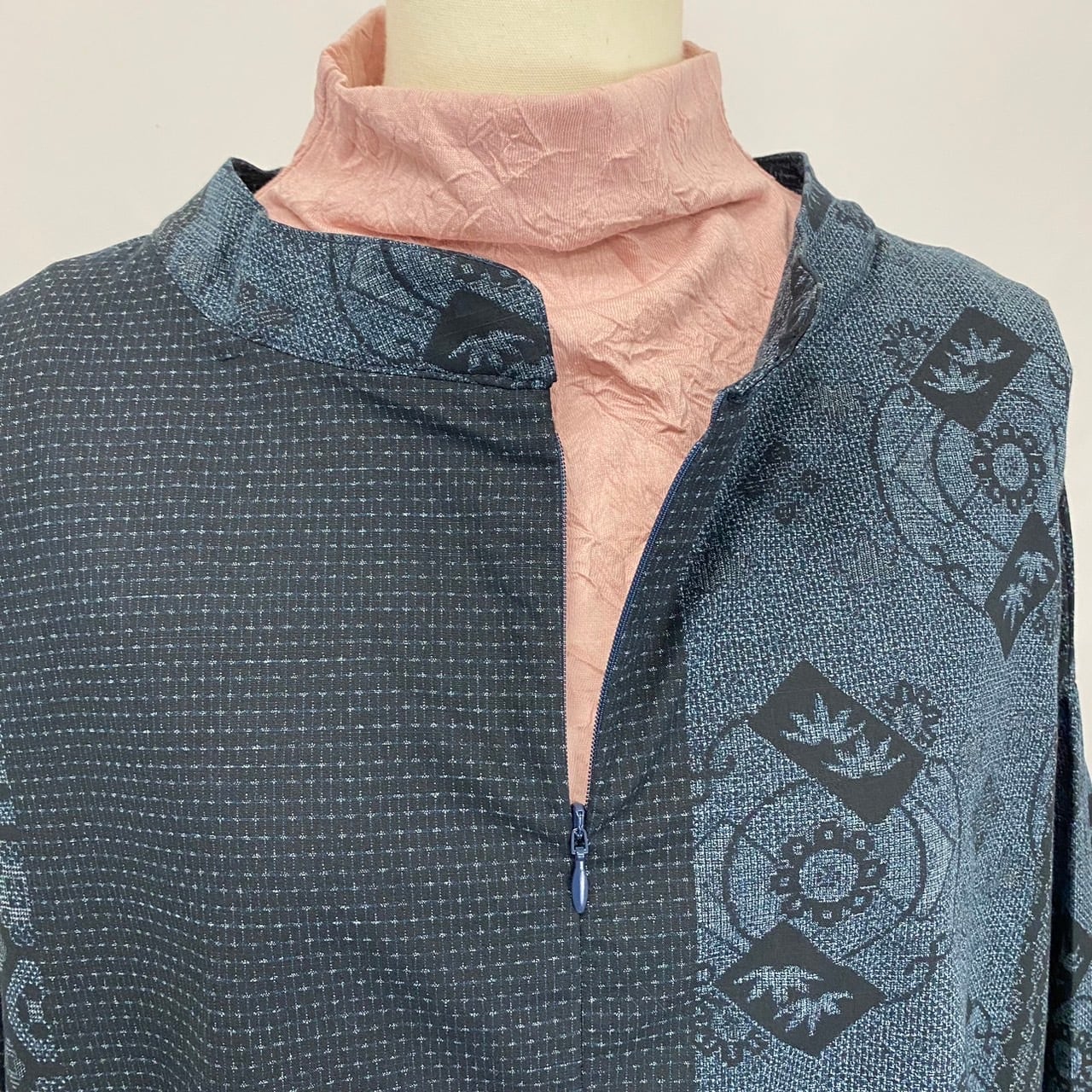 242053　リブニットのホームウェア　前ファスナー　安曇野　大島柄