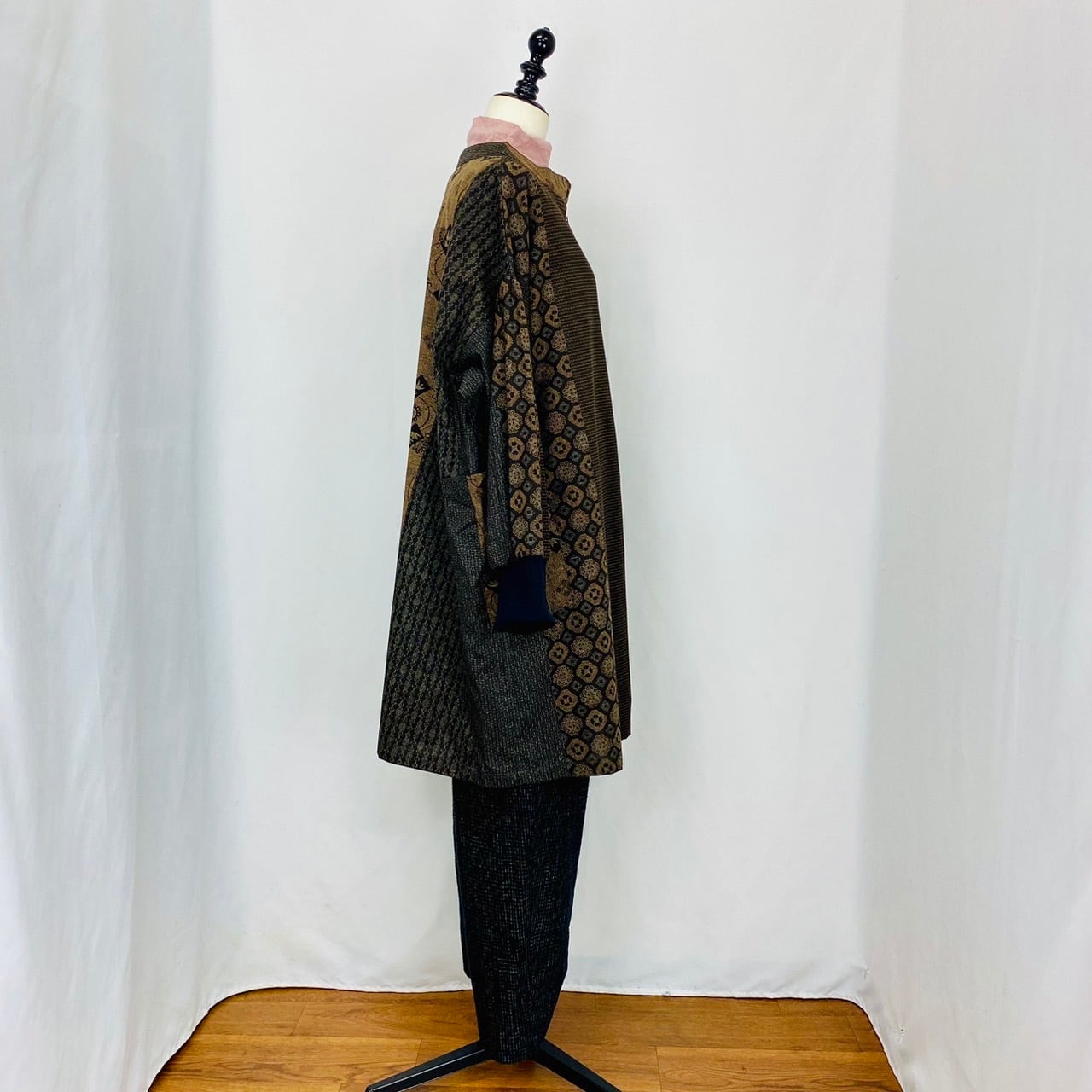 242053　リブニットのホームウェア　前ファスナー　安曇野　大島柄