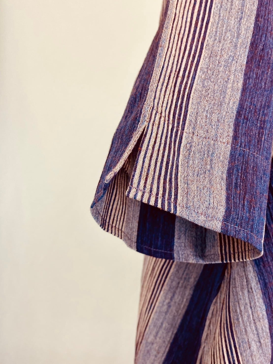 212039   Vネックの台形ワンピース　パープル系　亀田縞